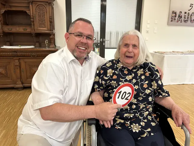 Bürgermeister Thomas Sabbata-Valteiner gratuliert Margarethe Nadler zum 102. Geburtstag. | Foto: Marktgemeinde Pottendorf