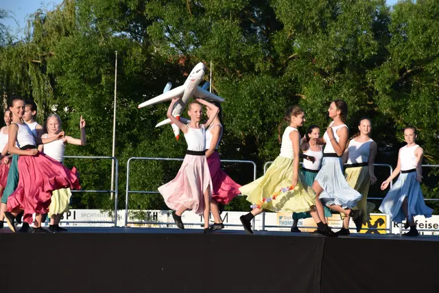 Sommer ist Urlaubszeit - auch auf der Bühne der UTT Tanzshow. | Foto: Alexandra Goll