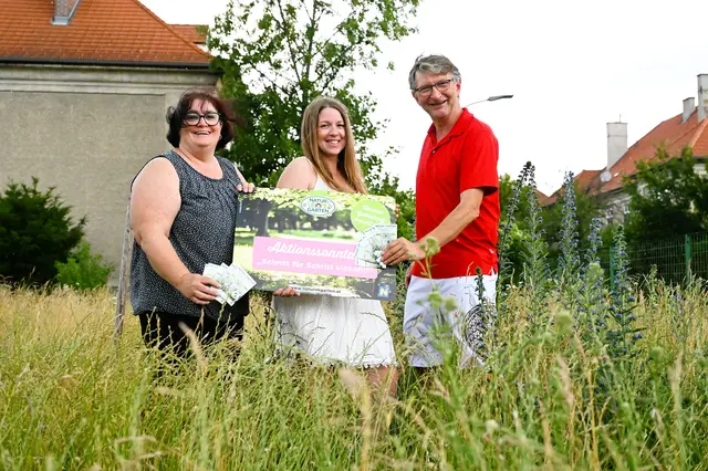 "Natur im Garten"-Aktion mit Vzbgm. Claudia Mozelt, GGR Tanja Hametner und GR Werner Besenbäck. | Foto: Sonja Pohl