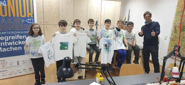 Die Junior Maker präsentieren stolz ihre im Stencil-Workshop gefertigten T-Shirts. | Foto: Michael Nutz