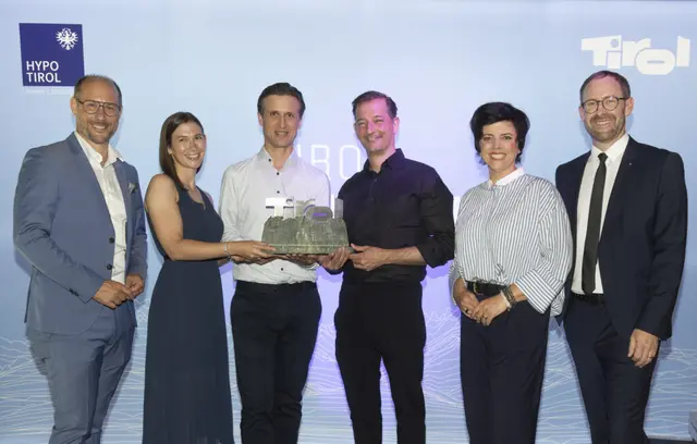 Tourismuslandesrat Mario Gerber, die Touristica-Gewinner Michaela Kraler, Elias Walser und Alois Seyrling vom TVB Seefeld mit der Geschäftsführerin der Tirol Werbung, Karin Seiler und Christian Jäger von der Hypo Tirol Bank (v.l.) | Foto: Tirol Werbung / Die Fotografen