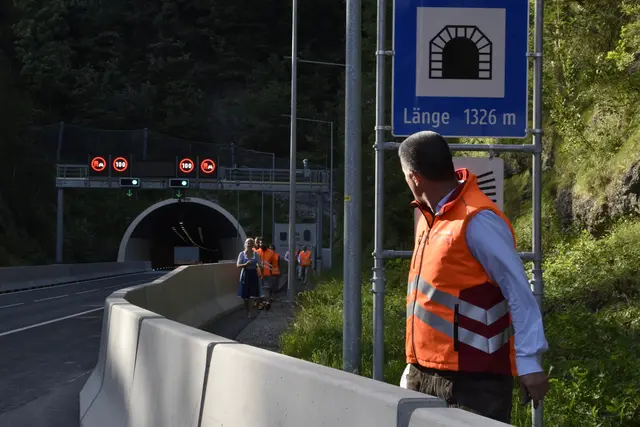 Projektleiter Hans-Peter Treichl blickt noch einmal auf die Tunnelöffnung zurück – ein Moment, in dem nach jahrelanger Bauzeit beide Fahrspuren wieder freigegeben wurden. | Foto: Theresa Vogl