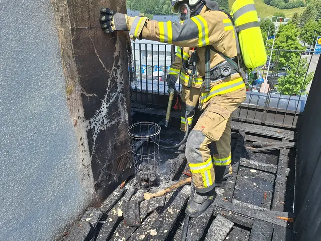 Ein Feuerwehrkamerad, welcher in diesem Gebäude arbeitet, konnte mittels mehrerer Feuerlöscher den Brand bis zum Eintreffen der Feuerwehr in Schach halten. | Foto: Freiwillige Feuerwehr Zell am See