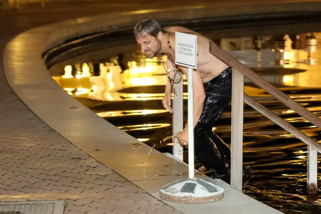 Philipp Hochmair nach seinem traditionellen Sprung ins Wasser. | Foto: Katharina Schiffl