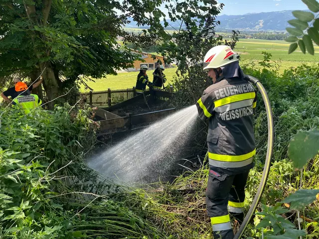 In Weißkirchen kam es zu einem Brand direkt neben einem Waldstück. | Foto: FF Weißkirchen