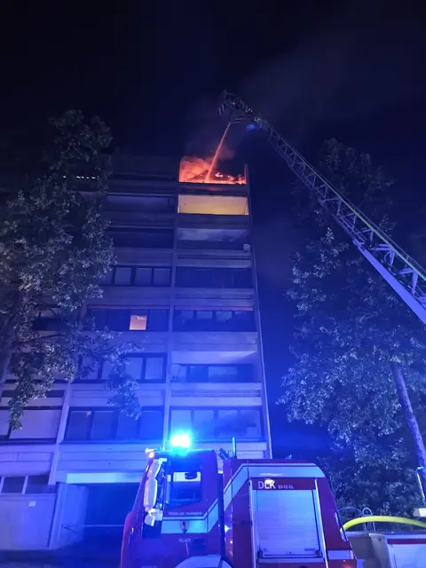 Die Flammen hatten bereits über den Balkon nach außen geschlagen. | Foto: HFW Villach
