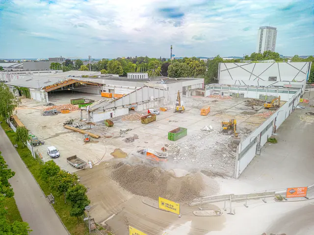 Das Alte geht – das Neue kommt: Während die Abrissarbeiten der Messehallen weiter voranschreiten, legt die eww mit der Wasser- und Stromversorgung die Grundlage für den neuen Welser Volksgarten. | Foto: Stadt Wels
