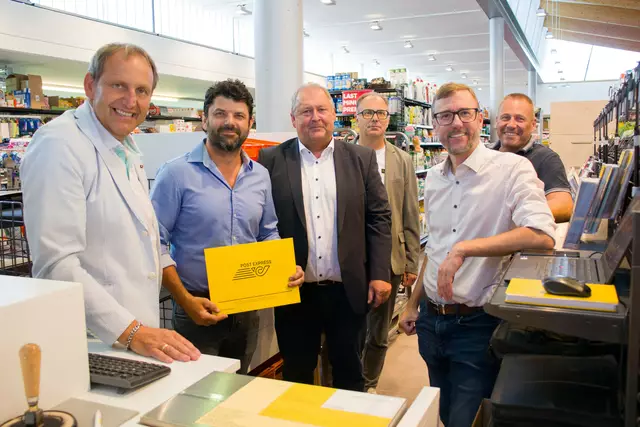 Gottfried Peter Bernhard (Stv. Ressortleiter Vertrieb MPreis), Johannes Oberladstätter (Vize-BGM Reith im Alpbachtal), Anton Krautgartner (Vertriebsleiter Post Partner), Rene Strigl (Post AG), Georg Hochfilzer (Amtsleiter Reith i.A.) und Gerhard Zellner (Post Partner-Trainer) v.l. | Foto: MPreis