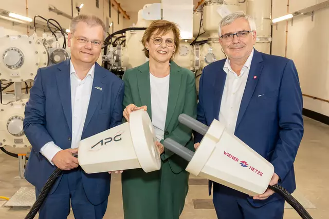 Peter Reichel (APG), Michaela Länger (Siemens Energy) und Gerhard Fida (Wiener Netze, r.) nahmen das neue Umspannwerk offiziell in Betrieb.  | Foto: Martin Lusser
