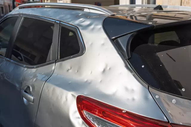 Autos, die im Freien stehen, sind vor Hagel nicht gefeit. Wenn es zu Schäden kommt, sollte man sich informieren, was von der Versicherung gedeckt ist. | Foto: Adobe Stock