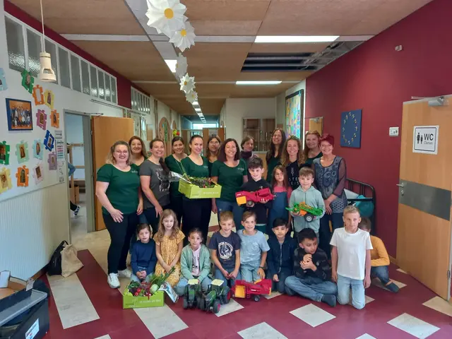 Die Bäuerinnen mit Lehrerinnnen und Schülerinnen Schüler der 2a, 2b, 2c.  | Foto: Neumayr-Musser