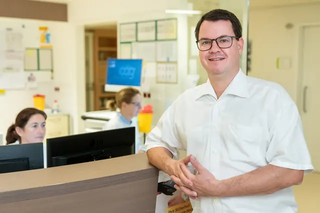 Dominik Hackls Resümee nach den ersten Monaten am Klinikum Schärding fällt positiv aus: "Das Klinikum Schärding ist medizinisch gut aufgestellt. Im chirurgischen Bereich sind wir gut ausgelastet." | Foto: OÖG