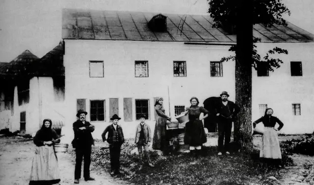 Bewohner von Hohenthurn, darunter der damalige Hohenthurner Bürgermeister Johann Millonig vlg. Zdizen (zweiter von links) und dessen Frau (erste von links), vor dessen Haus, um 1895 | Foto: Millonig-Zdizen
