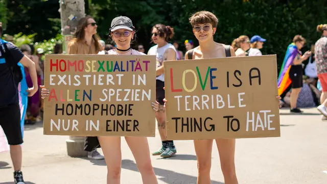 Bunte Kostüme, aber auch bunte Plakate mit den Farben des Regenbogens und markanten Slogans wird man am Samstag in Graz wieder in großer Anzahl sehen. | Foto: Romana Schmat