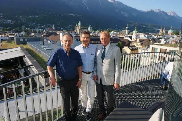 Bei der Ausstellungseröffnung waren Neben Sastnys Sohn Michal (Mitte) auch die ehemaligen Wackerspieler Roland Eschelmüller (links) und Walter Ludescher (rechts). | Foto: Huber