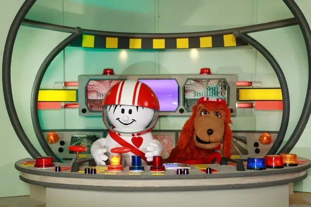 Durch den Einsatz der bekannten Handpuppe Sokrates und des lebensgroßen Maskottchens HELMI lernten die Kinder auf spielerische Weise wichtige Verkehrssicherheitsregeln kennen.  | Foto: KFV 