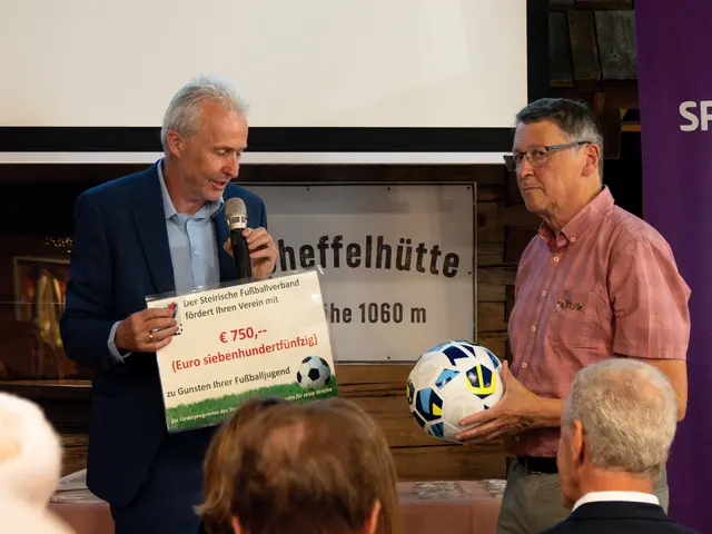 Überreichung der Förderung durch den steirischen Fußballbund an Walter Rinnhofer
