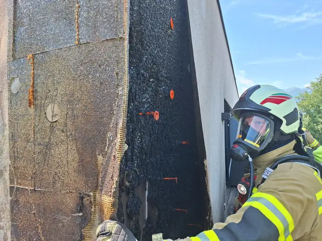 Brandursache war fahrlässig entsorgte Asche. Glücklicherweise wurde niemand verletzt. | Foto: Freiwillige Feuerwehr Zell am See