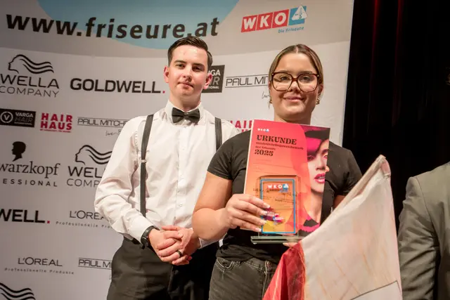 Angelina Rainer aus Dölsach vom Ausbildungsbetrieb „Friseursalon Manuela“ in Lienz durfte sich gemeinsam mit ihrem Model über den ausgezeichneten 3. Platz beim Bundeslehrlingswettbewerb der Friseure freuen. | Foto: Conny Leitgeb Photography 
