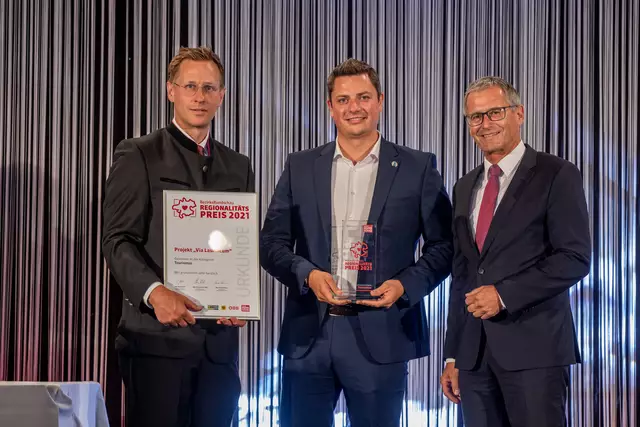 2021: Paul Sonnleitner (r.) und Thomas Winkler übergaben den Preis in der Kategorie Tourismus an Max Homolka. | Foto: BRS/Pils