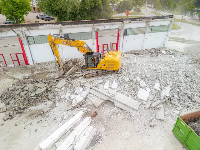 Das Alte geht – das Neue kommt: Während die Abrissarbeiten der Messehallen weiter voranschreiten, legt die eww mit der Wasser- und Stromversorgung die Grundlage für den neuen Welser Volksgarten. | Foto: Stadt Wels