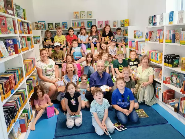 v.l.n.r. BEd. Katharina Beitl, Nicole Schartmüller (Leitung Bücherei), Bürgermeister Johannes Hölzl, Monika Alt (Bücherei Kirchstetten) und die Kinder der 1. Klasse der Volksschule Kirchstetten | Foto: Nicole Schartmüller