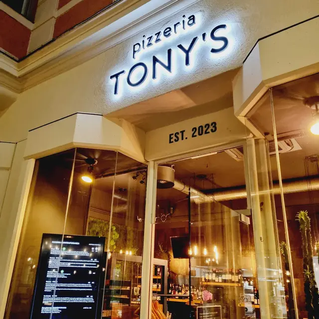 Die Pizzeria „Tony‘s“ befindet sich nur wenige Meter von der Triumphpforte entfernt.  | Foto: Genussspecht 