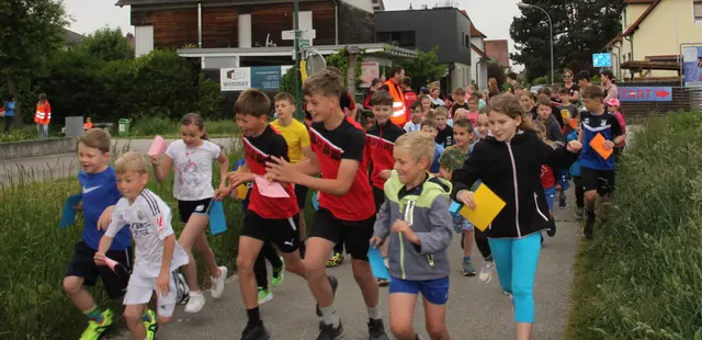 Auch heuer beteiligte sich die gesamte Schulgemeinschaft der Sport/Mittelschule St. Valentin/Schubertviertel wieder an einem Charity-Lauf für eine in Not geratene Familie.  | Foto: Sport/Mittelschule St. Valentin
