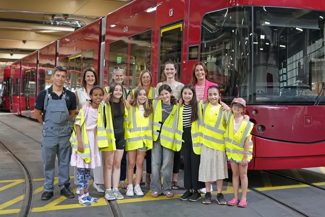 Schülerinnen der Volksschule Altwilten zu Besuch bei den Innsbrucker Verkehrsbetrieben (IVB), hintere Reihe v.l.n.r: Michael Brenner (Ausbildungskoordinator IVB), LRin Astrid Mair, hintere Reihe v.r.n.l: Birgit Schulze-Boysen (Leitung Personal IVB), Kristina Kopf (AMG Tirol), hintere Reihe Mitte: Lehrerinnen der Volksschule Altwilten