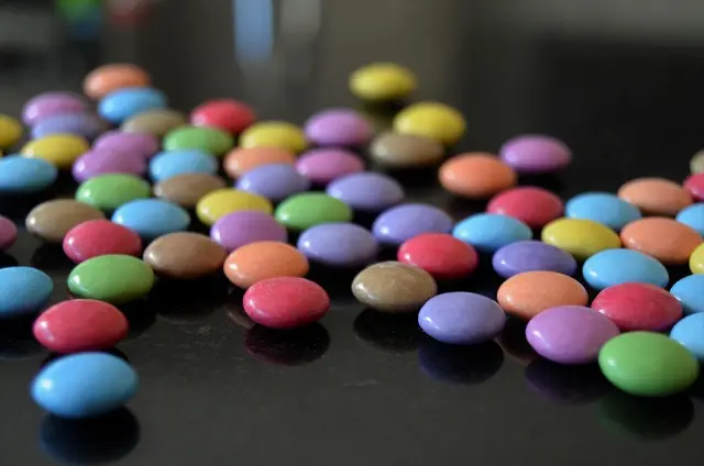 Besonders zuckerreich sind Produkte mit sogenannten Zwei-Kammer-Systemen, wo das Milchdessert noch mit extra Süßigkeiten vermischt wird. | Foto: Symbolbild: pixabay.com