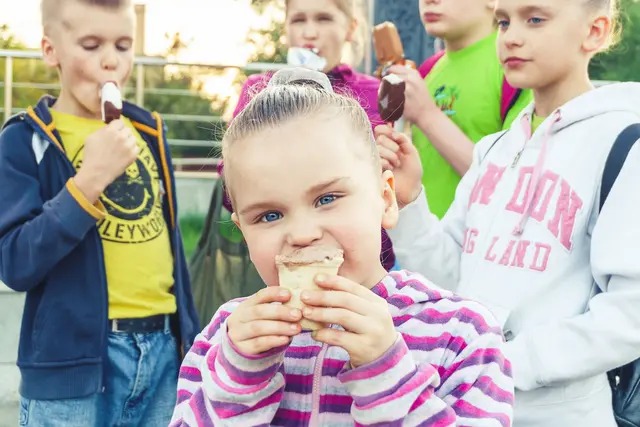 Viele übergewichtige Kinder erleben bereits im Schulalter Stigmatisierung und Ausgrenzung. Der Mix aus unausgewogener Ernährung, Bewegungsmangel, hohem Medienkonsum und wenig Schlaf bildet dabei eine riskante Kombination.  | Foto: unsplash/Vitolda Klein