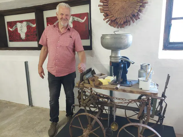 Johann Schreilechner neben seiner Installation: "Der bäuerliche Kultwagen - Eine Hommage an die Bäuerin. Ohne sie geht nämlich gar nichts!"