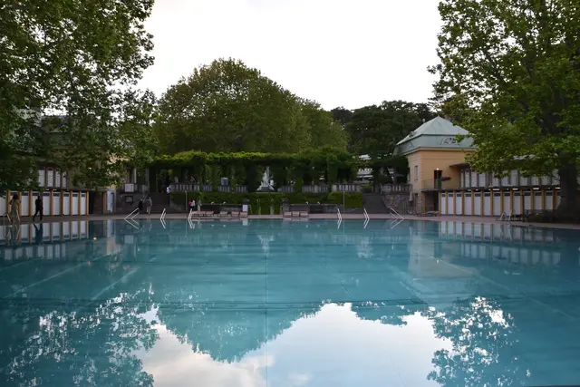Blaues Becken im Thermalbad Vöslau | Foto: Preineder