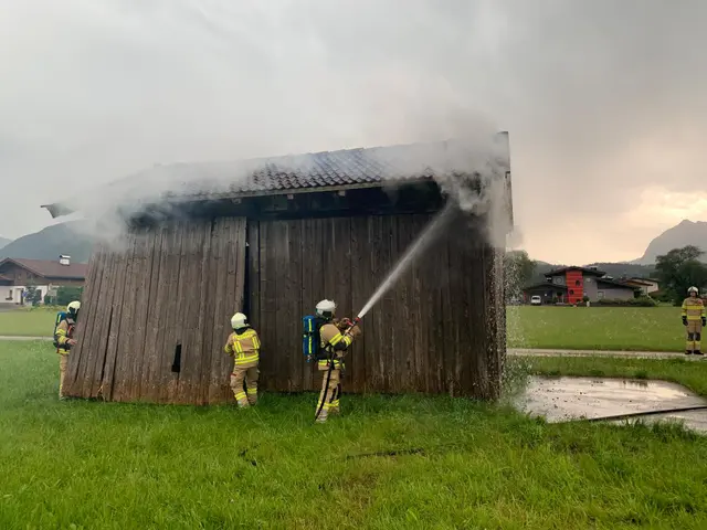 In Kössen fing ein Heustadl nach einem Blitzeinschlag Feuer. | Foto: zoom.tirol