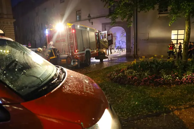 Feueralarm in der Pollheimerstraße in Wels – dort begannen Transparente, die in Kartons in einem Regal über Lampen gelagert worden waren, zu brennen.