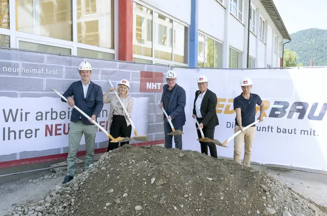 Bürgermeister Martin Krumschnabel und NHT-Geschäftsführer Johannes Tratter beim Spatenstich mit Michael Oberlechner (Riederbau), LA Claudia Hagsteiner und Architekt Stefan Schusterschitz für das nächste Wohnprojekt in Kufstein. | Foto: NHT/Karg