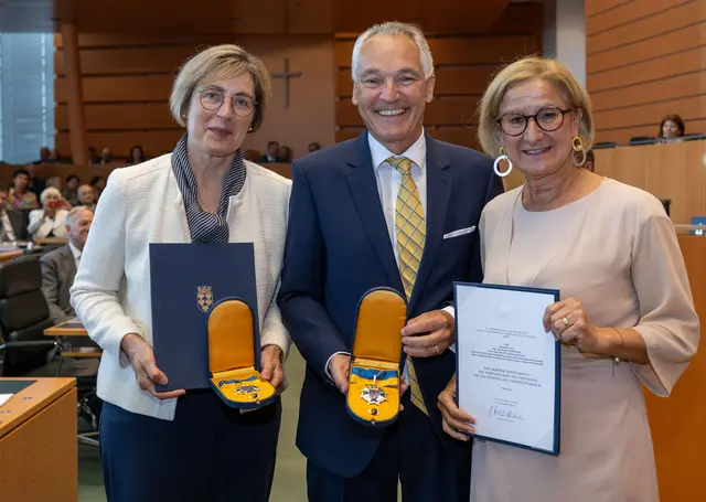 Michaela und Walter Steinacker wurde als erstes und einziges Ehepaar durch Landeshauptfrau Johanna Mikl-Leitner das silbererne Komturkreuz verliehen. | Foto: NLK Filzwieser