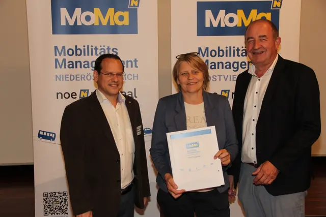 BGM Veronika Schroll (Yspertal) mit Teilnehmer-Zertifikat stellvertretend für alle teilnehmenden Gemeinden aus dem Bezirk MElk gemeinsam mit Stephan Mayrhofer (Land NÖ) &amp; Franz Gausterer (NÖ.Regional) | Foto: NÖ.Regional/ Strahl-Naderer