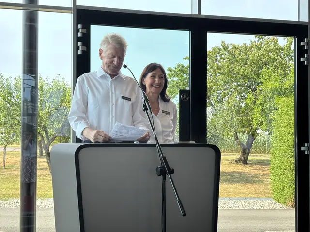 Walter Temmer gab in seiner Rede das eine oder andere Schmankerl aus den Beginnzeiten zum Besten. | Foto: Brigitte Gady