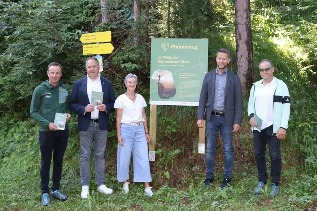 Dietmar Walser (GF TVB Tiroler Oberland), Bgm. Stefan Köhle, Ideengeberin Regina Walch, Vizebürgermeister Reinhard Walch und TVB-Obmann Armin Falkner, (v.l.).  | Foto: Elisabeth Zangerl 