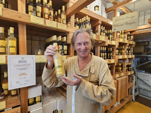 Erwin Gegenbauer experimentiert gerne mit den Essigen und Ölen, die er in seiner Brauerei herstellt.  | Foto: Salme Taha Ali Mohamed/MeinBezirk