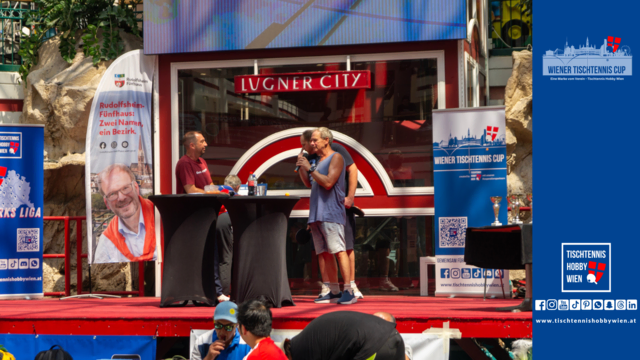 Moderator Günther Herzog führte viele Gespräche auf der Bühne mit den Spieler/innen nach ihrem Spiel. | Foto: Tischtennis Hobby Wien
