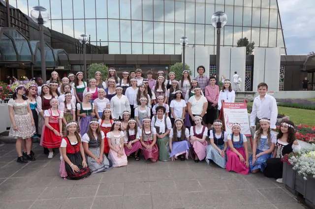 Der Chor sowie das Vocalensemble begeisterte mit ihrem Mix aus Klassik, Musical, Pop sowie steirischen Musikstücken - bei letzterem sogar im Dirndl. | Foto: Michael Blinzer