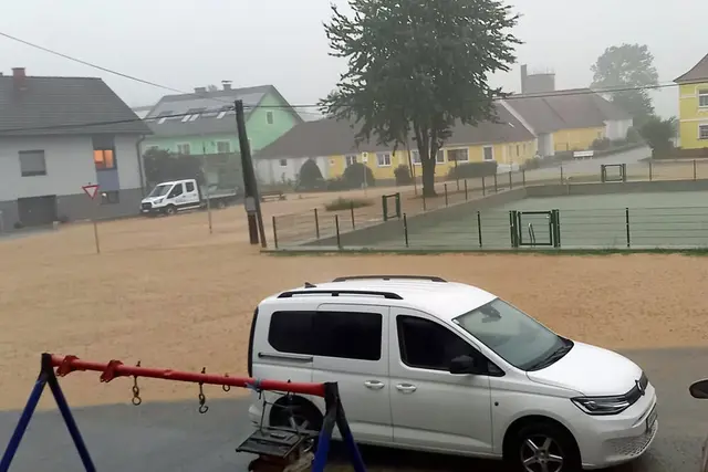 In der Gemeinde Ludweis-Aigen verursachte der starke Regen große Schäden. Überflutete Straßen und Keller beschäftigten die Einsatzkräfte. | Foto: FF Ludweis