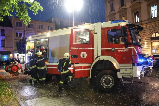 Feueralarm in der Pollheimerstraße in Wels – dort begannen Transparente, die in Kartons in einem Regal über Lampen gelagert worden waren, zu brennen.
