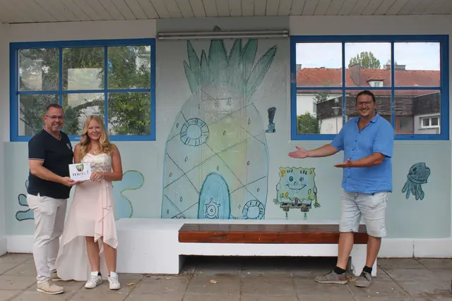Bürgermeister Thomas Sabbata-Valteiner, Amelie Gselmann und Direktor Markus Schmitner eröffneten die neu gestaltete Bushaltestelle. | Foto: Marktgemeinde Pottendorf