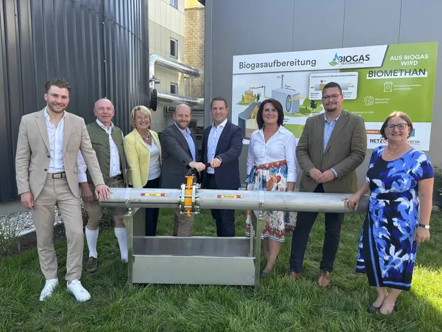 Alle beteiligten Unternehmen und einige Politikerinnen und Politiker waren bei der Eröffnungsfeier in Wallern vor Ort. | Foto: MeinBezirk