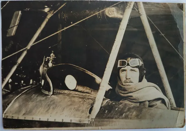 Flieger Josef Hörmann am Steuer seiner Militärmaschine während des Ersten Weltkriegs. | Foto: Familienfotos Larcher-Hörmann