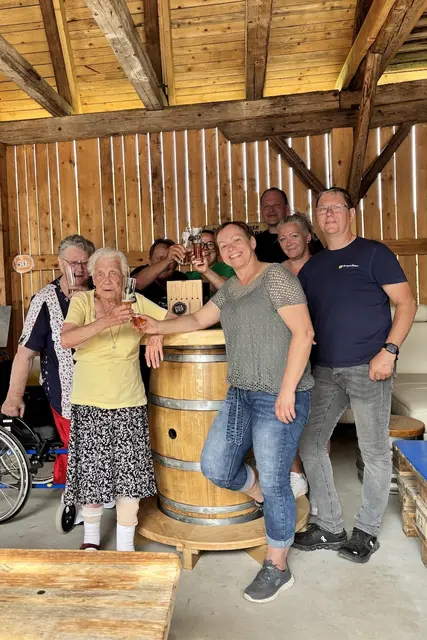 Zum Abschluss ein echtes Schmankerl: Die Bierverkostung in der Brauerei Pock sorgte für gesellige Stimmung.  | Foto: Senecura