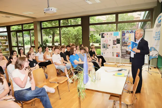 Im Rahmen eines „Europagesprächs“ war EU-Abgeordneter Reinhold Lopatka im Gymnasium Hartberg zu Gast. | Foto: Alfred Mayer